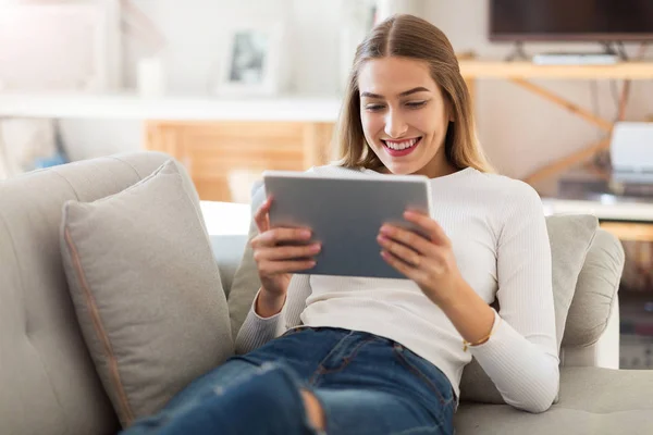 Evde Dijital Tablet Kullanan Genç Bir Kadın — Stok fotoğraf