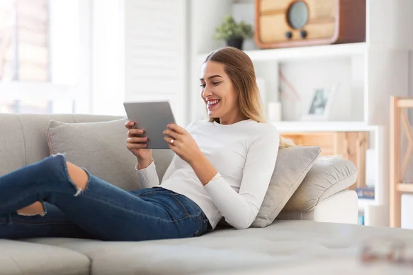 Mujer Joven Usando Tableta Digital Casa — Foto de Stock