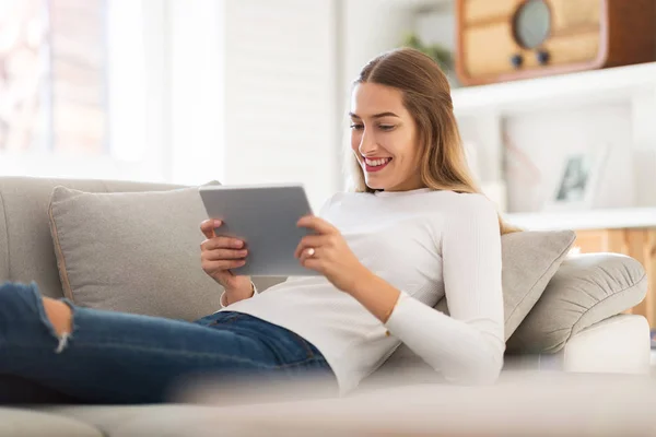 Young Woman Using Digital Tablet Home — Stock Photo, Image