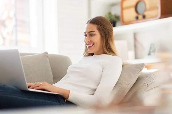 Young Woman Working Laptop Home — Stock Photo, Image