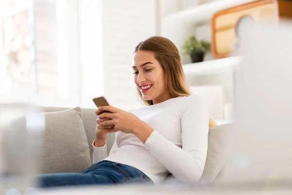 Young Woman Using Her Smartphone Home — Stock Photo, Image