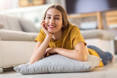 evde rahatlatıcı bir kadın portresi 