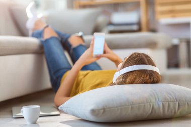 Yerde yatarken ve müzik bir kadın portresi