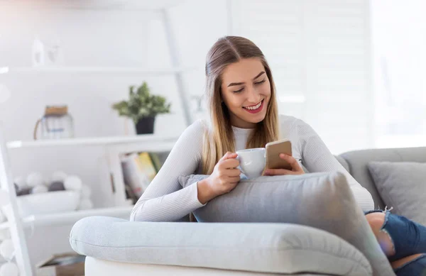 Mladá Žena Doma Pomocí Její Smartphone — Stock fotografie