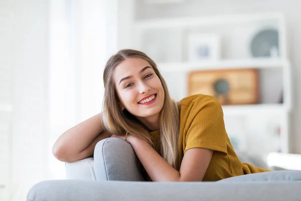 Porträtt Kvinna Som Kopplar Hemma — Stockfoto