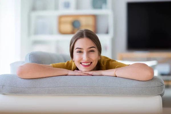 Portret Van Een Vrouw Ontspannen Thuis — Stockfoto