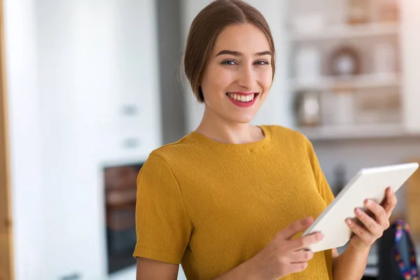 Mujer Joven Usando Tableta Digital Casa — Foto de Stock