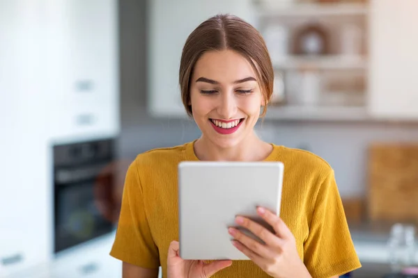 Mujer Joven Usando Tableta Digital Casa — Foto de Stock