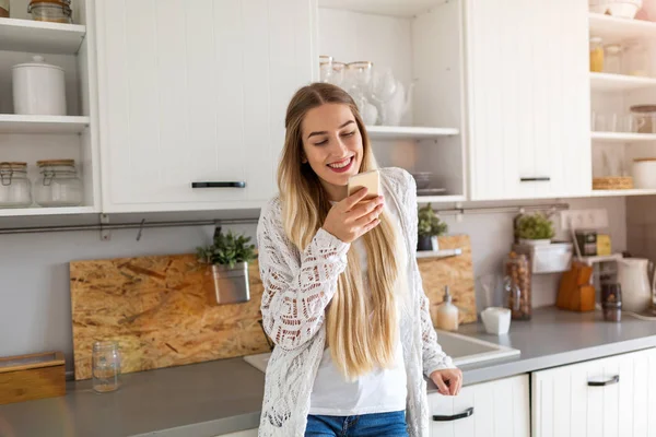 Junge Frau Steht Der Küche — Stockfoto