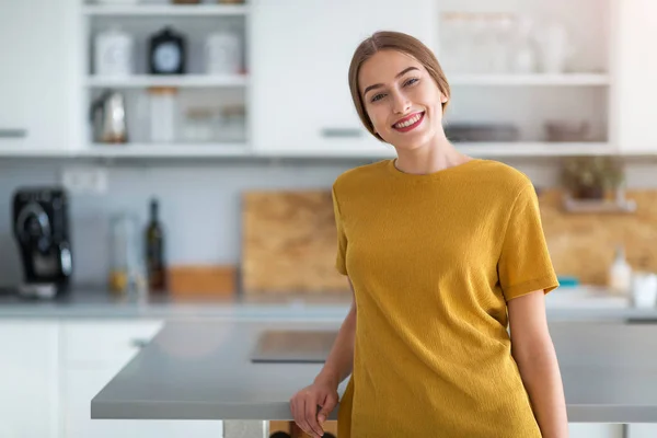 Jeune Femme Debout Dans Cuisine — Photo