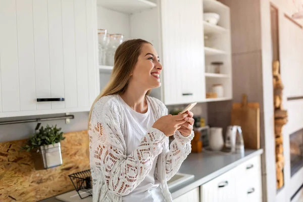 Jovem Mulher Cozinha — Fotografia de Stock