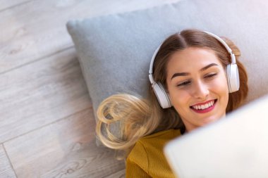 Yerde yatarken ve müzik bir kadın portresi
