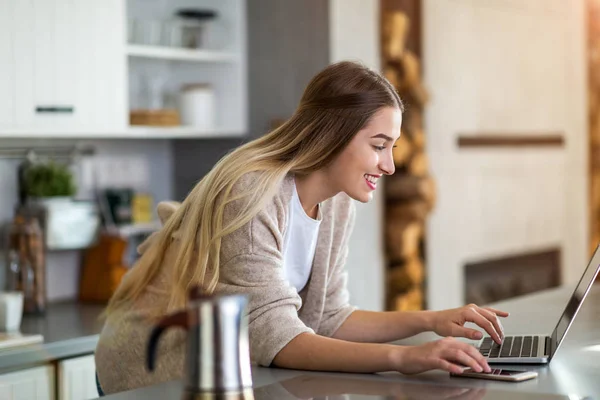 Mujer Joven Que Trabaja Ordenador Portátil Casa — Foto de Stock