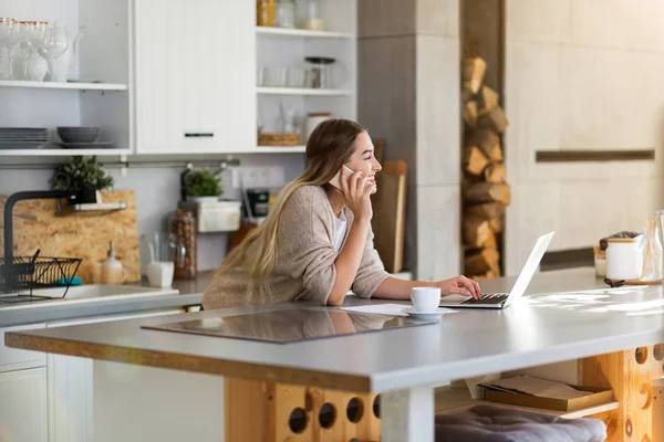 Mujer Joven Que Trabaja Ordenador Portátil Casa — Foto de Stock