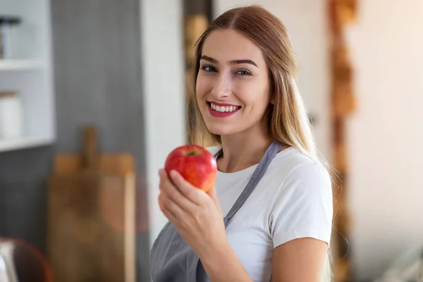 Νεαρή Γυναίκα Κρατώντας Ένα Μήλο Και Χαμογελαστός — Φωτογραφία Αρχείου