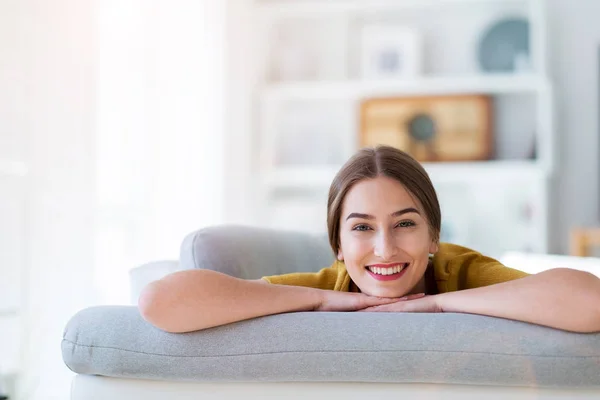 Retrato Uma Mulher Relaxando Casa — Fotografia de Stock