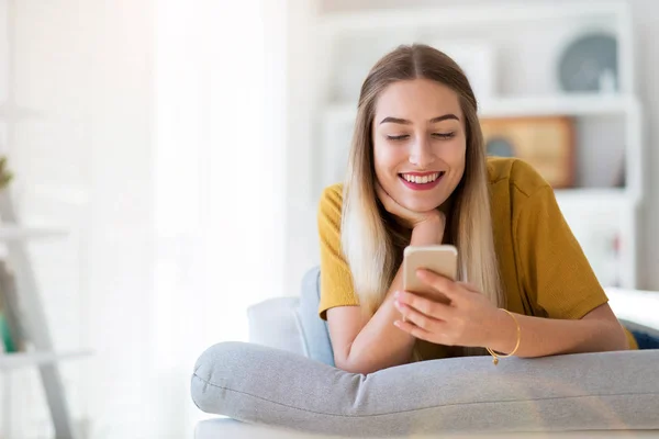 Young Woman Using Her Smartphone Home — Stock Photo, Image