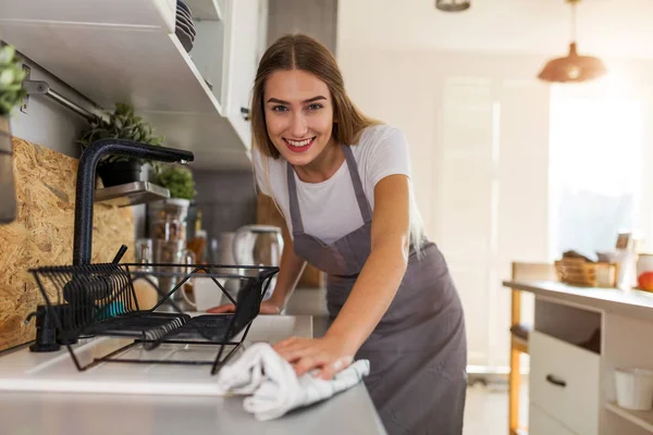 Contador Cocina Limpieza Mujer —  Fotos de Stock