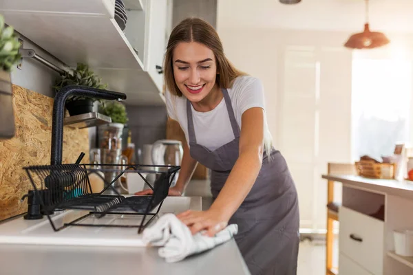 Mulher Limpeza Cozinha Contador — Fotografia de Stock