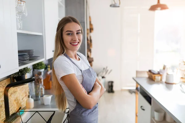 Ung Kvinna Stående Köket — Stockfoto