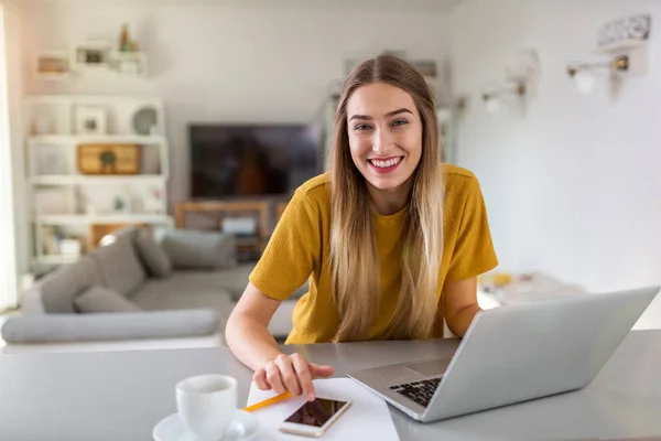 Mujer Joven Que Trabaja Ordenador Portátil Casa — Foto de Stock