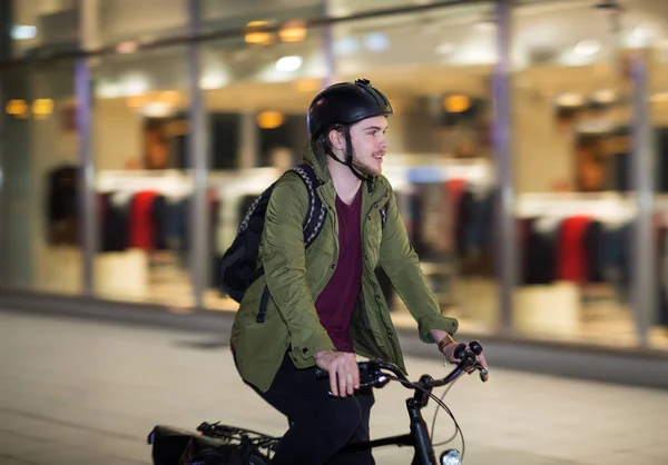 Junger Mann Mit Fahrrad Der Stadt — Stockfoto