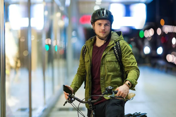 Junger Mann Mit Fahrrad Der Stadt — Stockfoto