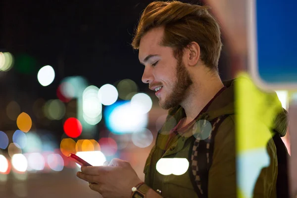 Ung Man Med Smartphone Urban Gata Natten — Stockfoto