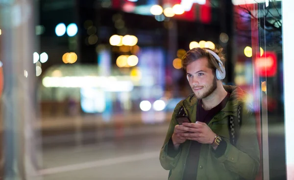 Junger Mann Benutzte Nachts Smartphone Auf Stadtstraße — Stockfoto