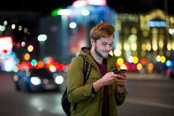 Jovem Usando Smartphone Rua Urbana Noite Fotos De Bancos De Imagens