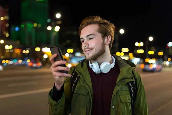 Jonge Man Met Smartphone Stedelijke Straat Nachts — Stockfoto