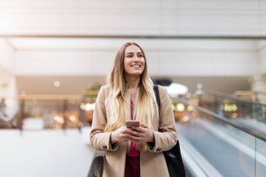 Yürüyen merdivendeki genç kadın.