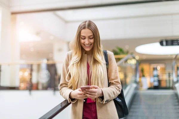 Jonge Vrouw Roltrap — Stockfoto