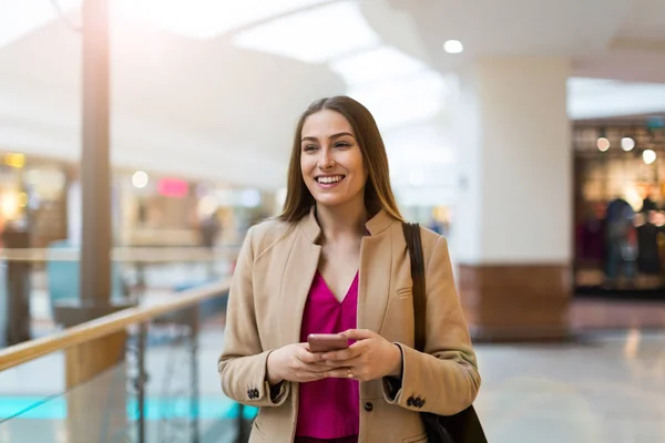 Portrait Young Woman Shopping Mall — Stock Photo, Image