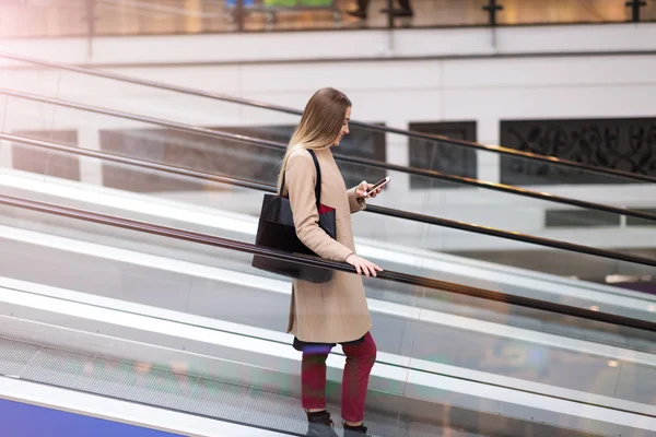 Mujer Joven Escaleras Mecánicas —  Fotos de Stock