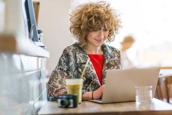 Mujer Joven Trabajando Computadora Portátil Cafetería — Foto de Stock