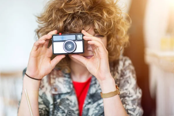 Γυναίκα Λήψη Φωτογραφιών Εκλεκτής Ποιότητας Φωτογραφική Μηχανή — Φωτογραφία Αρχείου