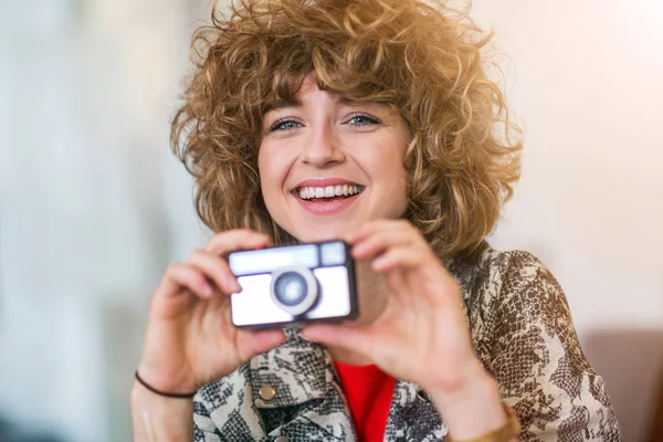 Mulher Tirando Foto Com Câmera Vintage — Fotografia de Stock