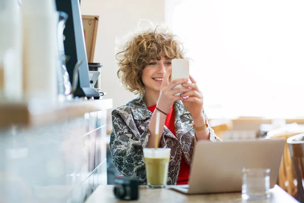 Mujer Joven Con Teléfono Móvil Cafetería — Foto de Stock