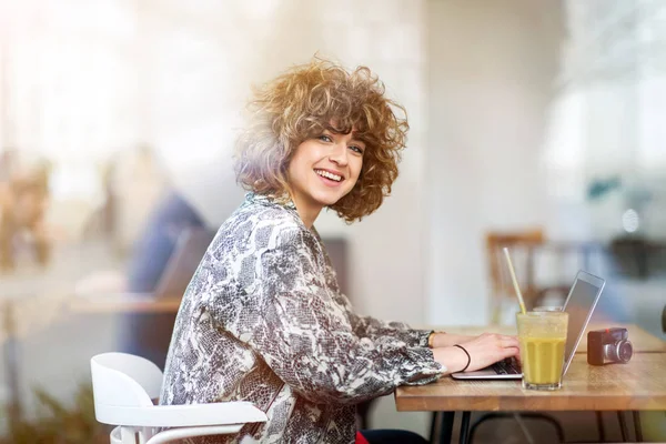 Mujer Joven Trabajando Computadora Portátil Cafetería — Foto de Stock