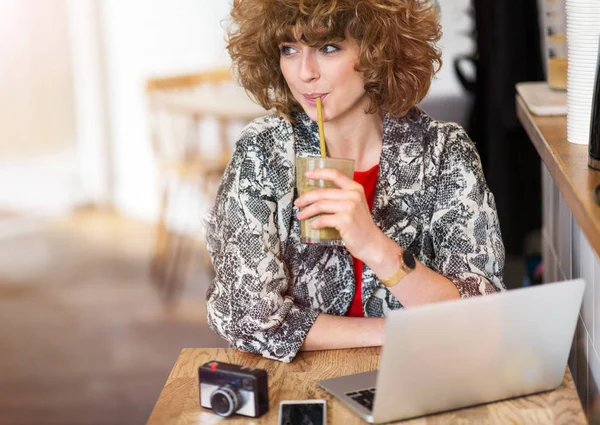 Retrato Jovem Mulher Sentada Café — Fotografia de Stock