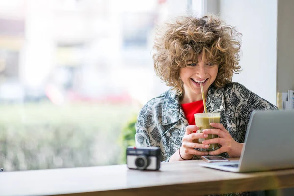 Retrato Una Joven Sentada Cafetería — Foto de Stock