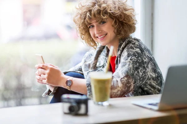 Mujer Joven Con Teléfono Móvil Cafetería —  Fotos de Stock