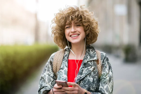 Porträtt Ung Kvinna Med Mobiltelefon — Stockfoto