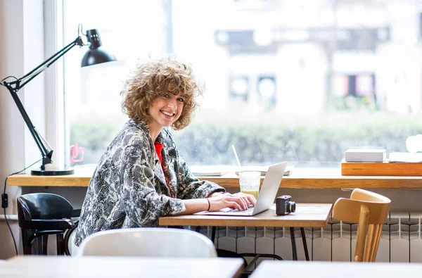 Mujer Joven Trabajando Computadora Portátil Cafetería — Foto de Stock