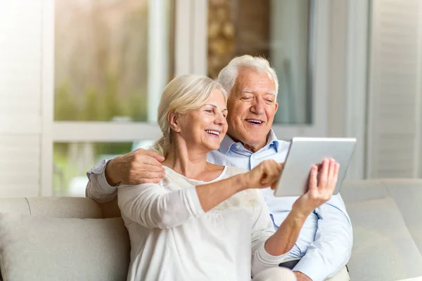 Coppia Anziana Che Utilizza Tablet Digitale Casa — Foto Stock