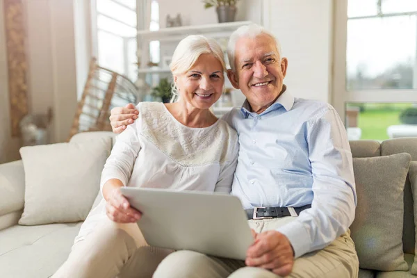 Coppia Anziana Utilizzando Computer Portatile Casa — Foto Stock