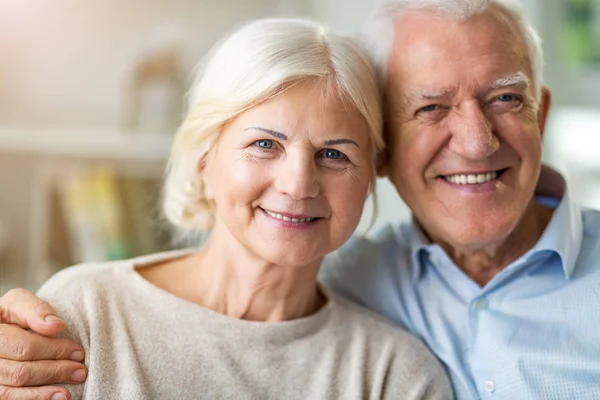 Feliz Pareja Ancianos Casa — Foto de Stock