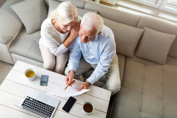 Ouder Echtpaar Lezen Kranten Samen Sofa — Stockfoto