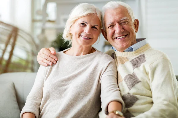 Feliz Pareja Ancianos Casa —  Fotos de Stock